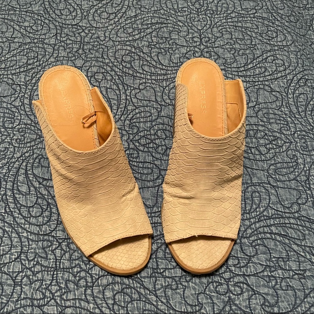 Express Heels - Picture 2 of 3